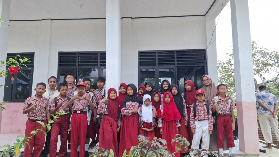 Bentuk Generasi Unggul Berkarakter, Mahasiswa KKN UNIMUDA Gelar Sosialisasi Adab dan Budaya Anti-Bullying di SD Inpres 17 Waibu