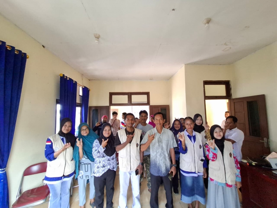 Gebrakan Digitalisasi Desa: Mahasiswa KKN UNIMUDA Gelar Pelatihan Pengoperasian Proyektor bagi Aparatur Kampung Kalobo