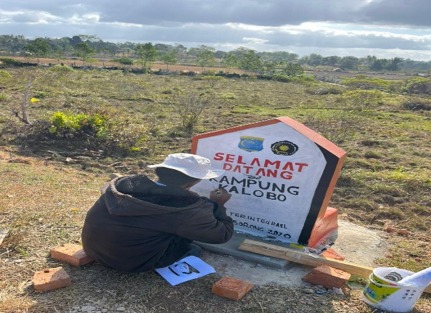 Mahakarya di Batas Desa: Mahasiswa KKN Terintegrasi UNIMUDA Sorong Sukses Dirikan Ikon Baru Kampung Kalobo