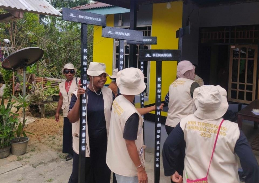 Sentuhan Estetik di Waibu: Mahasiswa KKN UNIMUDA dan Kepala Kampung Hadirkan Papan Nama Jalan Bernuansa Bunga