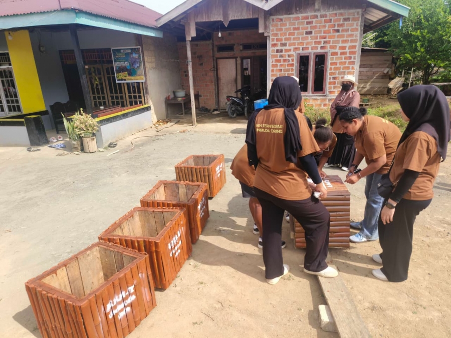 Sulap Bambu Lokal & Pipa Bekas, Mahasiswa KKN UNIMUDA Pertegas Akses Aman dan Bersih di Kampung Waibu